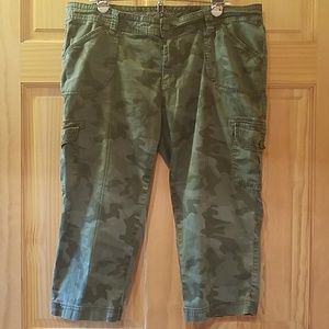 EUC Woman's Camo Capris
